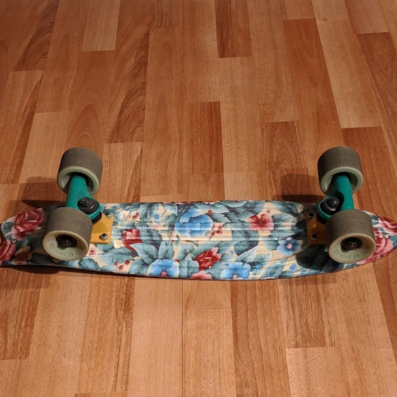 Globe Bantam Penny Board With Retro Graphic: Grandma's Couch - Picture 4 of 12